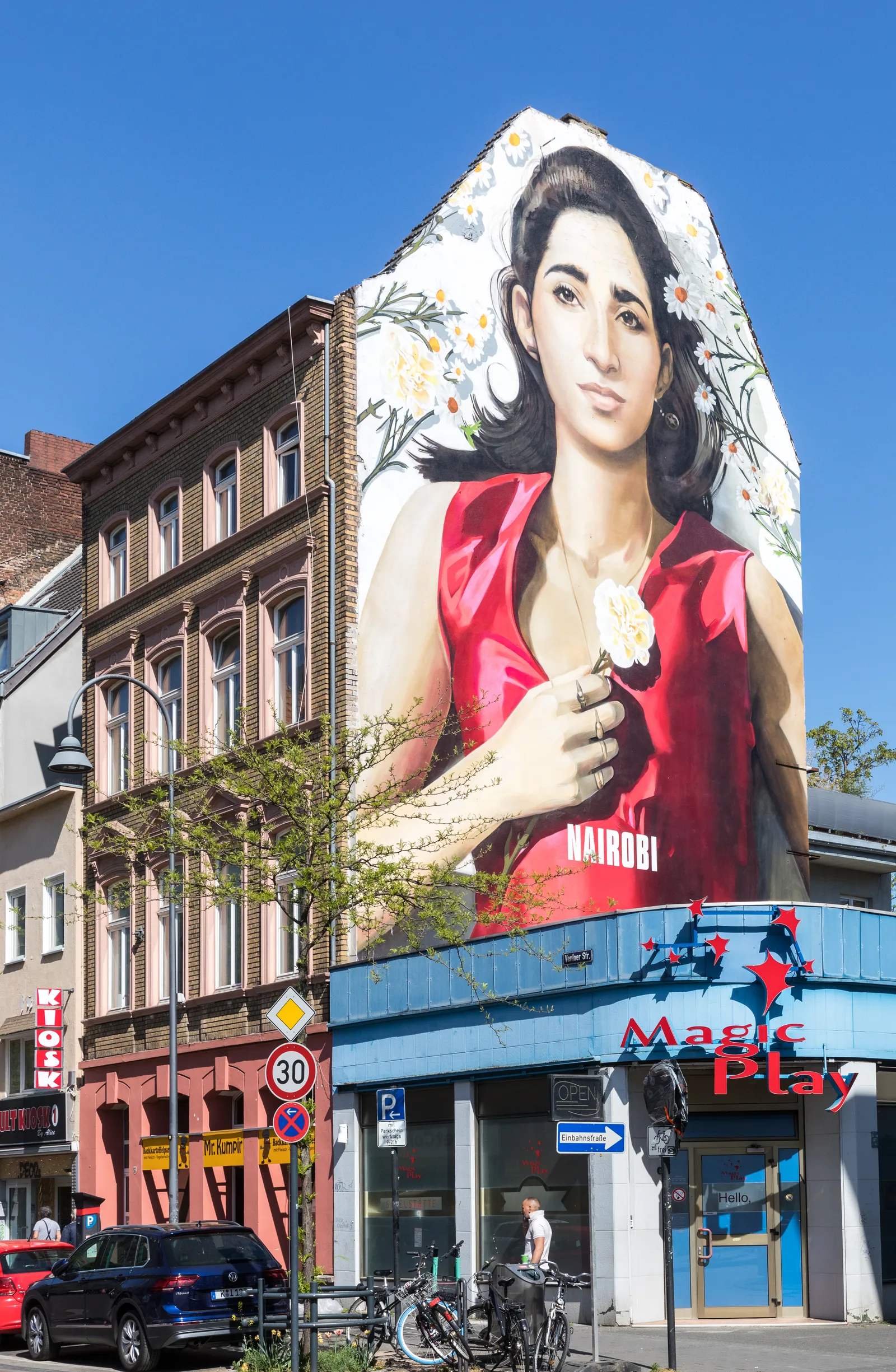 Großflächiges Wandgemälde an der Venloer Straße 274 in Köln-Ehrenfeld, Beispiel der lebendigen Street-Art-Szene des Veedels