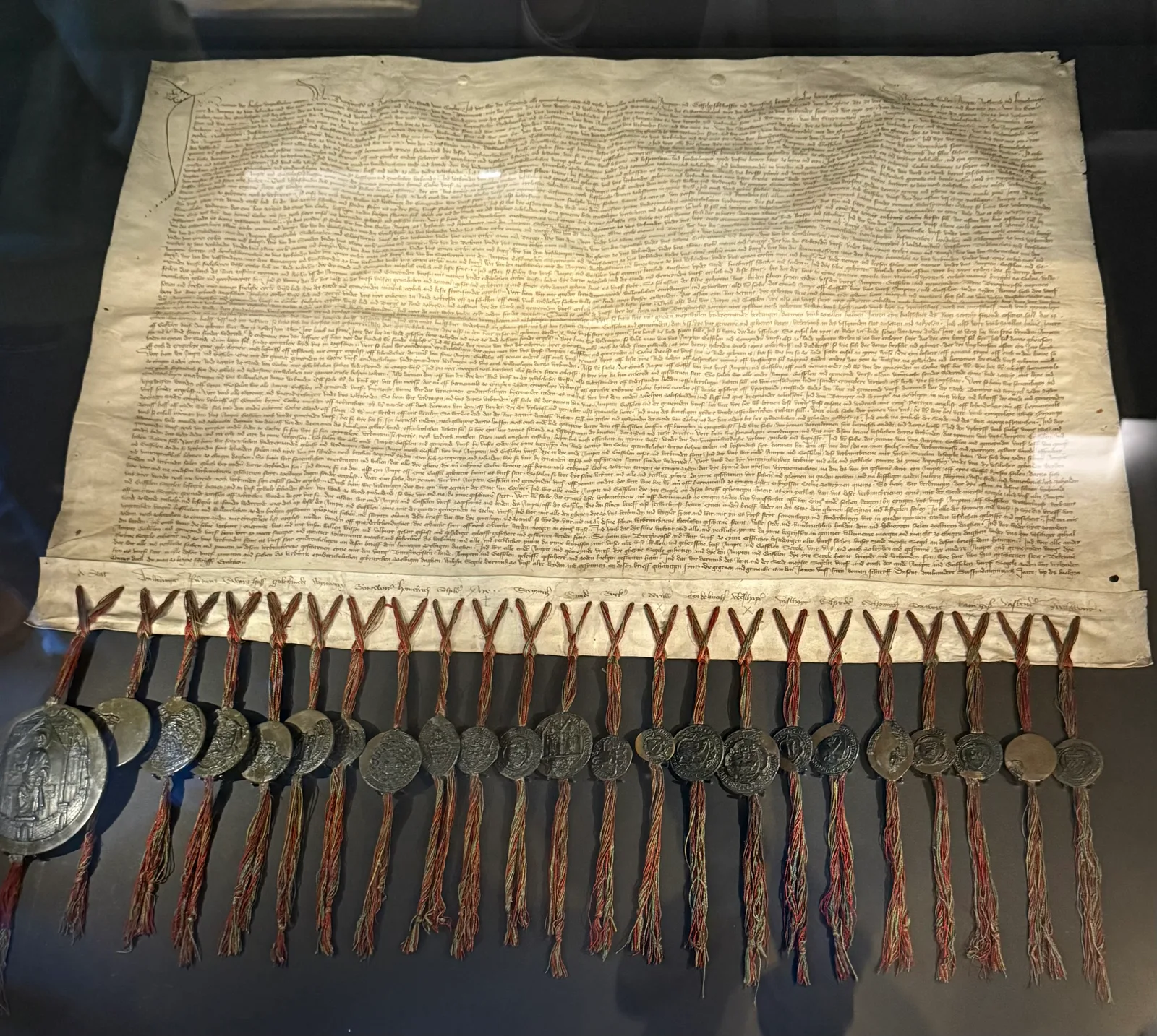 Der Kölner Verbundbrief von 1396, Pergamenturkunde mit den anhängenden Siegeln der 22 Gaffeln und dem großen Stadtsiegel, Kölnisches Stadtmuseum