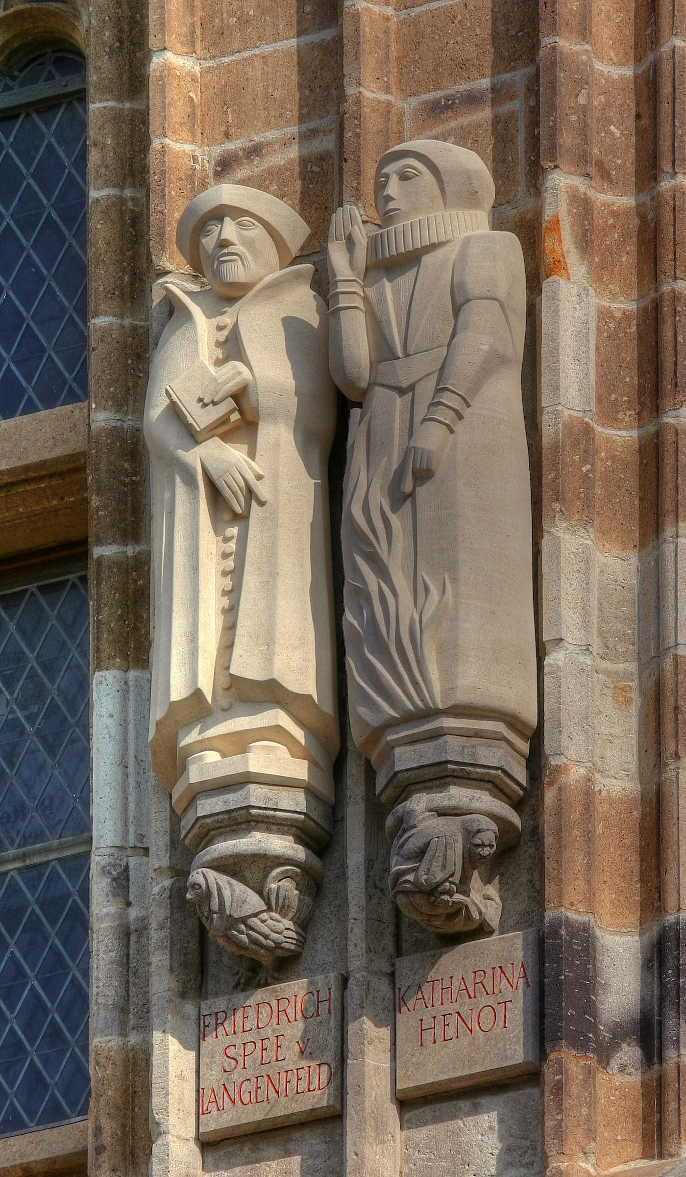 Skulptur der als Hexe hingerichteten Postmeisterin Katharina Henot (mit den Flammen des Scheiterhaufens) am Kölner Rathausturm, neben dem Hexenprozess-Kritiker Friedrich Spee