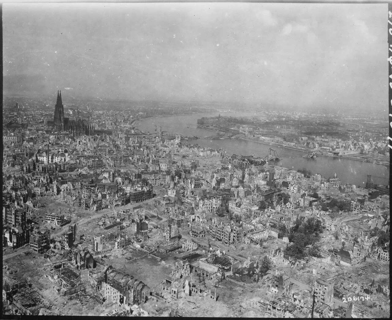 Der Kölner Dom überragt 1945 die Trümmer der zerstörten Innenstadt; Luftaufnahme der US-Streitkräfte