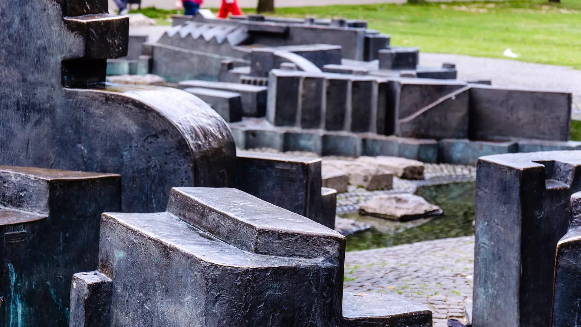 Brunnenskulptur im Rheingarten